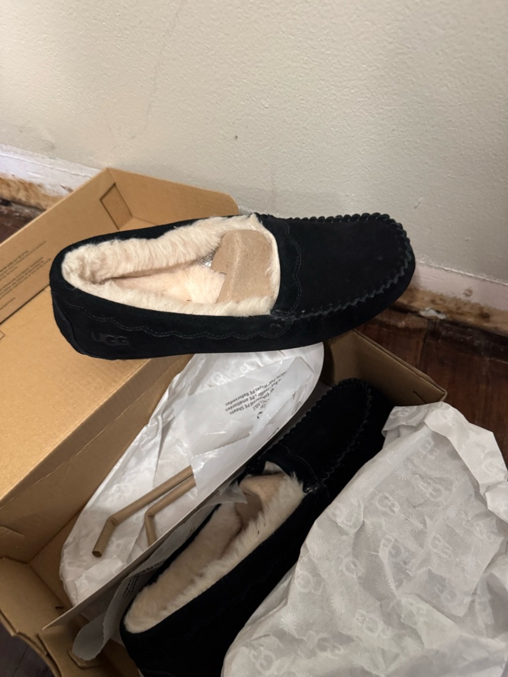 UGG Black Suede Moccasin with Cream Shearling Lining - Picture 4 of 7